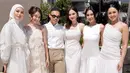Syifa tampil memikat dalam balutan halter bodycon dress putih yang menonjolkan siluet rampingnya. Ia melengkapi penampilannya dengan kalung simpel yang mempermanis look-nya.
