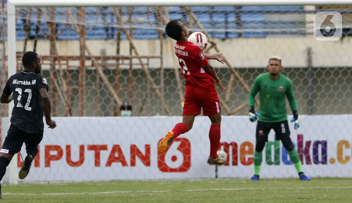 Pemain Persik Kediri Fariz Aditama mengontrol bola dengan dada saat melawan Madura United dalam pertandingan babak penyisihan Grup C Piala Menpora 2021 di Stadion Si Jalak Harupat, Bandung, Sabtu (3/4/2021). (Bola.com/Ikhwan Yanuar)
