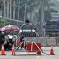 Pembatas beton dan kawat berduri menutup akses menuju Gedung DPR RI di Jalan Gatot Subroto, Jakarta, Kamis (26/9/2019). Pasca demonstrasi mahasiswa dan pelajar selama dua hari, Polisi menutup akses jalan mulai dari simpang Gerbang Pemuda. (merdeka.com/Iqbal S Nugoroho)