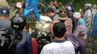 Sebuah pohon tumbang dan menimpa kendaraan minibus yang melintas di jalan utama penghubung Semingkir, Randudongkal - Pemalang. Akibatnya empat penumpang meninggal dunia. (Foto: Liputan6.com/Polres Pemalang)