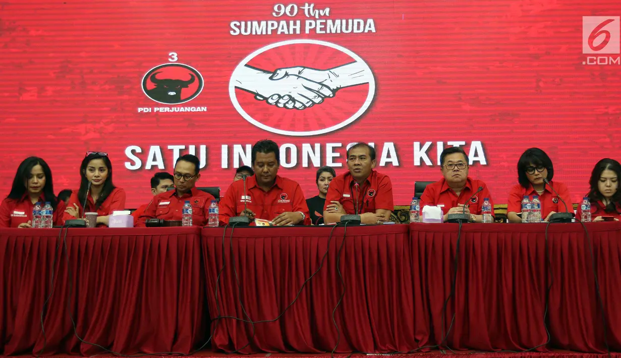 Ketua DPP PDIP Bidang Pemuda dan Olahraga Sukur H Nababan (tengah) bersama sejumlah panitia dan pengisi acara perayaan 90 tahun Sumpah Pemuda memberi ketarangan pers di Kantor DPP PDIP Menteng, Jakarta, Selasa (23/10). (Liputan6.com/Johan Tallo)