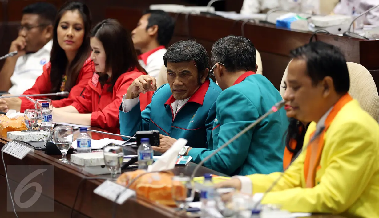Ketua Umum Partai Idaman, Rhoma Irama (tengah) berdiskusi dengan rekannya saat menghadiri Rapat Dengar Pendapat (RDP) dengan Panitia Khusus (Pansus) Rancangan Undang-Undang Pemilu (RUU Pemilu), Jakarta, Rabu (8/2). (Liputan6.com/Johan Tallo)