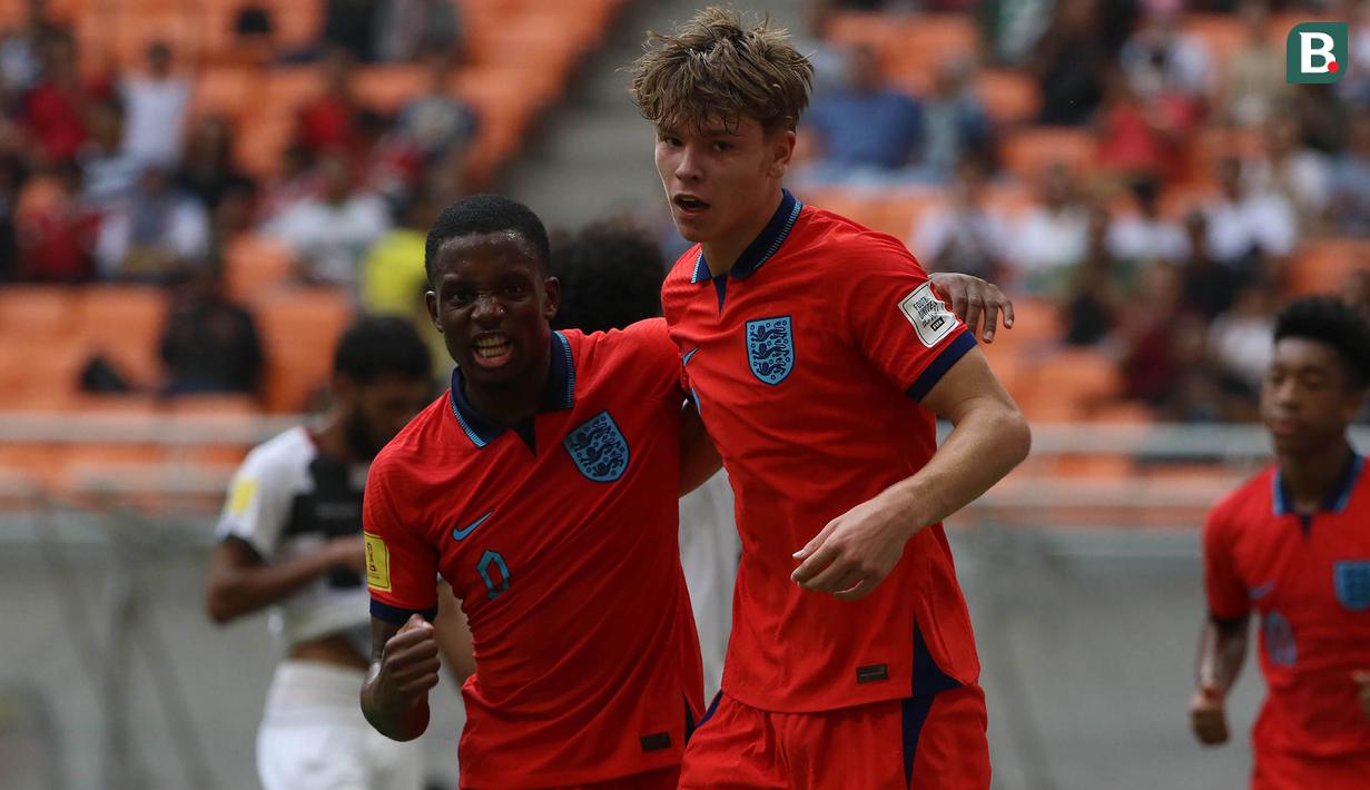 Sebagai salah satu tim unggulan pada ajang Piala Dunia U-17 2023, Timnas Inggris U-17 langsung tancap gas pada laga pertama Grup C dengan membantai Timnas Kaledonia Baru U-17 dengan skor 10-0 dalam laga yang berlangsung di Jakarta International Stadium, Jakarta, Sabtu (11/11/2023). Sepuluh gol yang tercipta dihasilkan dari 8 pemain berbeda, di mana salah satunya mencetak brace, yaitu Justin Oboavwoduo, sementara tujuh pemain lainnya mencetak masing-masing satu gol. Satu gol lagi dihasilkan lewat gol bunuh diri pemain Kaledonia Baru. (Bola.com/Ikhwan Yanuar)