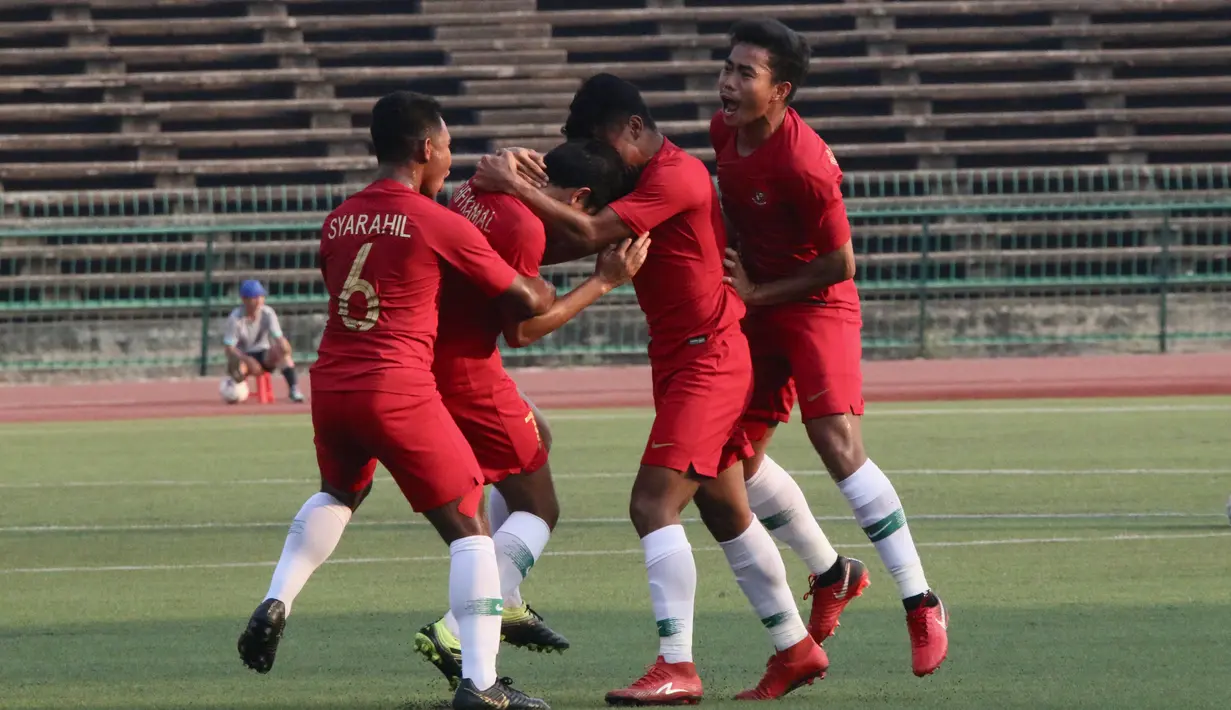 Pemain Timnas Indonesia U-22, merayakan gol yang dicetak oleh M Luthfi Kamal ke gawang Vietnam pada laga Piala AFF U-22 2019 di Olympic Stadium, Phnom Penh, Kamboja, Minggu (24/2/2019). Indonesia menang 1-0 atas Vietnam. (Bola.com/Zulfirdaus Harahap)