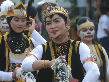 Peserta mengenakan kostum saat mengikuti karnval budaya untuk memeriahkan HUT ke-19 kota Depok di Sepanjang Jalan Margonda, Depok, Sabtu (28/4). Acara tersebut rangkaian dari perayaan hari jadi Kota Depok ke-19. (Merdeka.com/Imam Buhori)