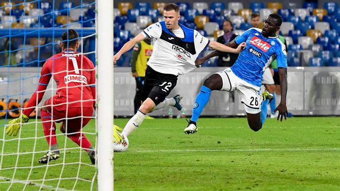 Penyerang Atalanta, Josip Ilicic berebut bola dengan bek Napoli, Kalidou Koulibaly dalam laga pekan kesepuluh Liga Italia di Stadion San Paolo, Naples, Rabu (30/10/2019). Laga sengit Napoli vs Atalanta berakhir tanpa pemenang dengan skor 2-2. (Ciro Fusco/ANSA via AP)