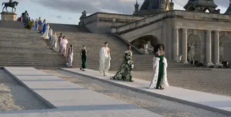 Valentino Haute Couture merilis koleksi untuk musim gugur/musim dingin 2023-2024. Koleksi ini spesial, karena bagi Pierpaolo Piccioli, Creative Director Valentino, sebuah château adalah entitas metafisik, konteks yang dengan sendirinya bisa dikontekstualisasi ulang. Foto: Document/Valentino.