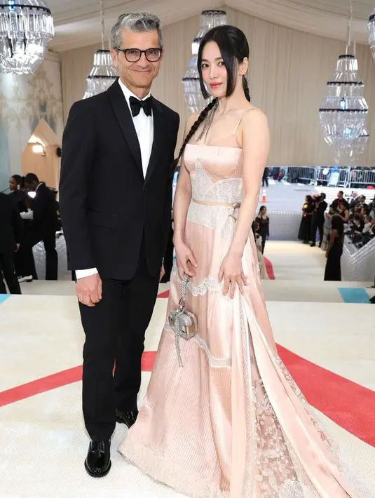 Song Hye Kyo tampil bersinar dan bercahaya dengan gaun panjang romantis dari Fendi. Netizen ramai berkomentar tentang pilihannya memperlihatkan bra. [@themetgalaofficial]
