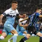 Gelandang Lazio, Sergej Milinkovic-Savic, berebut bola dengan gelandang Atalanta, Remo Freuler, pada laga Coppa Italia 2019 di Stadion Olympic, Roma, Rabu (15/5). Lazio menang 2-0 atas Atalanta. (AFP/Isabella Bonotto)