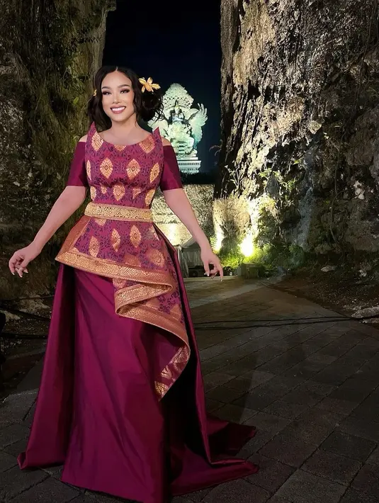 Titi DJ, yang dikenal dengan gaya beraninya, mengenakan gaun dengan perpaduan warna cerah dan detail wastra yang sangat menonjol, menambahkan kesan dramatis namun tetap elegan. [@mamauthe/@3divaofficial].