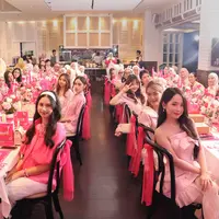 Warna pink yang ikonik sering kali identik dengan karakter Barbie yang playful dan penuh imajinasi (Sumber: Dazzle Me)