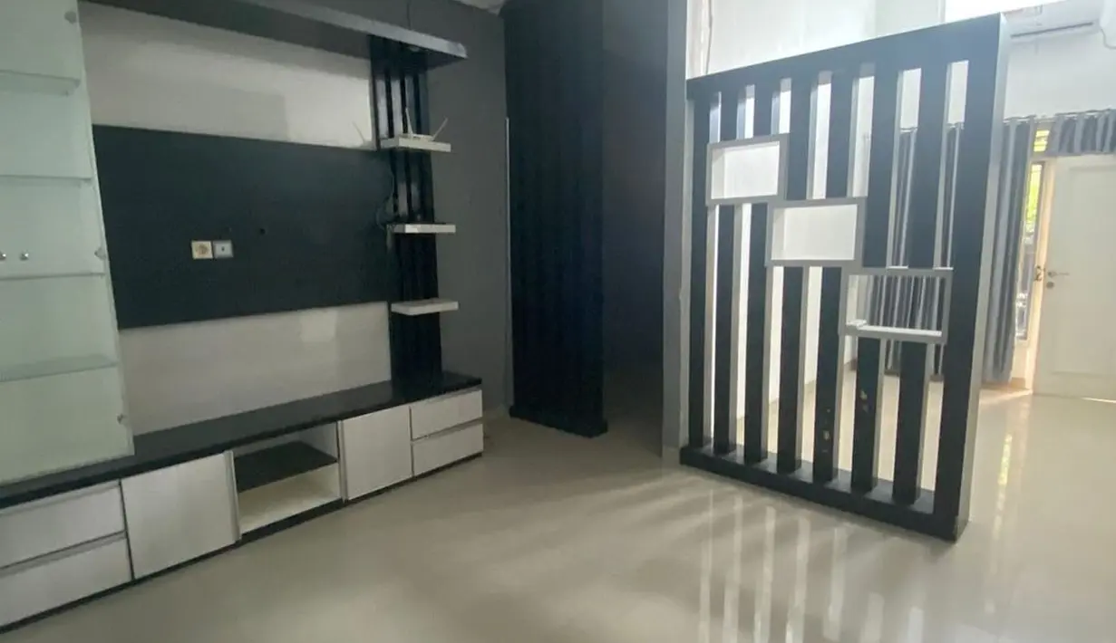 "Di jual / di kontrakan rumah cluster di daerah cikarang 📍 grand permata city (pasar bersih pilar)," tulis sebagai keterangan beberapa potret rumahnya yang diunggah pada 14 Oktober. [Instagram/zaskia_gotix]