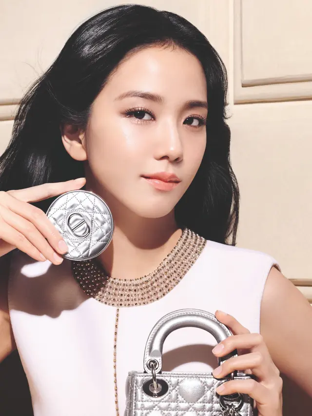 Pesona Kecantikan Flawless Jisoo BLACKPINK dalam Kampanye Dior Forever Terbaru
