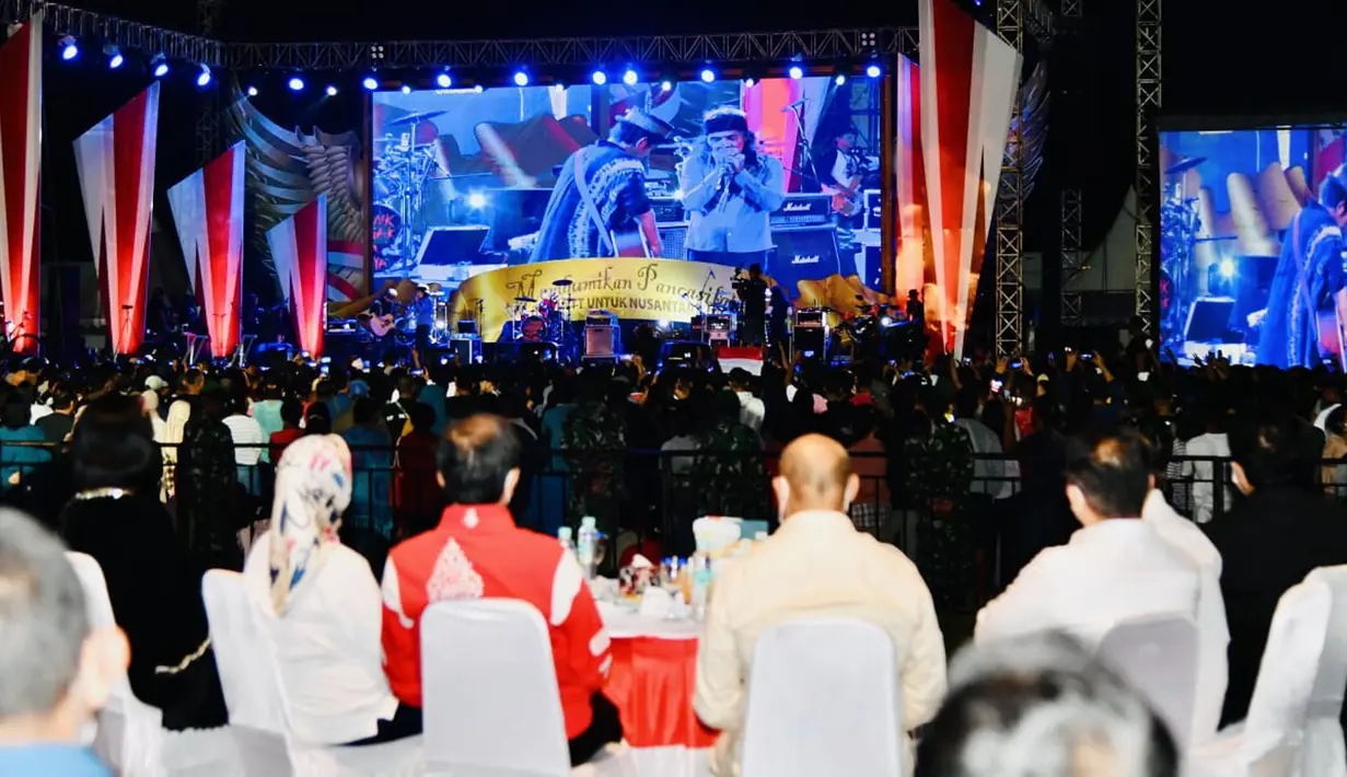 Presiden Joko Widodo atau Jokowi (ketiga kiri) dan Ibu Iriana (kedua kiri) menyaksikan Konser Kebangsaan Membumikan Pancasila dari NTT untuk Nusantara di Kabupaten Ende, Provinsi NTT, Rabu (1/6/2022). (Foto: Rusman - Biro Pers Sekretariat Presiden)