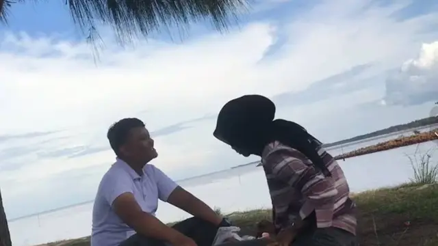 Viral Momen Kocak Pasangan Lagi Piknik di Pantai Ini Malah Diganggu Kambing