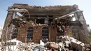 Sebuah rumah rusak parah setelah serangan udara yang dipimpin koalisi militer Saudi di Kota Sanaa, Yaman, (4/9). Serangan udara tersebut untuk menargetkan kelompok Houthi dan menyasar ke pemukiman penduduk sipil Yaman. (REUTERS/Mohamed al-Sayaghi)