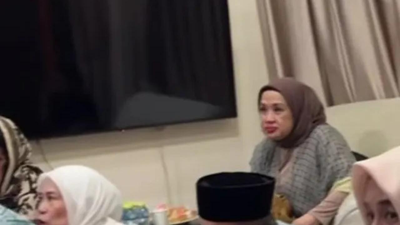 7 Momen Dewi Yull Doakan Ray Sahetapy di Tahlilan Hari Ke-7, Ingat Kebaikan Mantan Suami