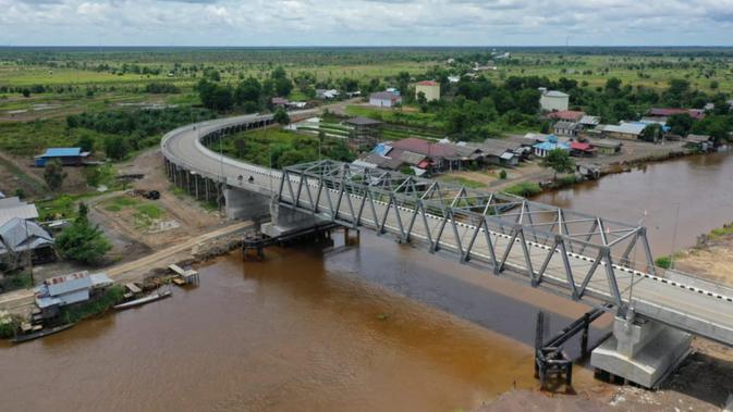 Proses pembangunan jembatan Sei Puting Kalimantan Selatan
