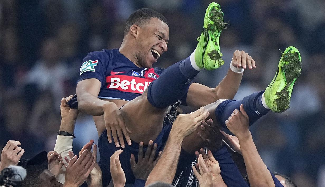 Pemain PSG, Kylian Mbappe dilemparkan ke udara oleh rekan-rekannya saat merayakan gelar juara Coupe De France 2023/2024 di Stade Pierre-Mauroy, Villeneuve-d'Ascq, Prancis, Minggu (26/05/2024) WIB. PSG menang dengan skor 2-1 atas Olympique Lyon pada babak final. (AP Photo/Michel Euler)