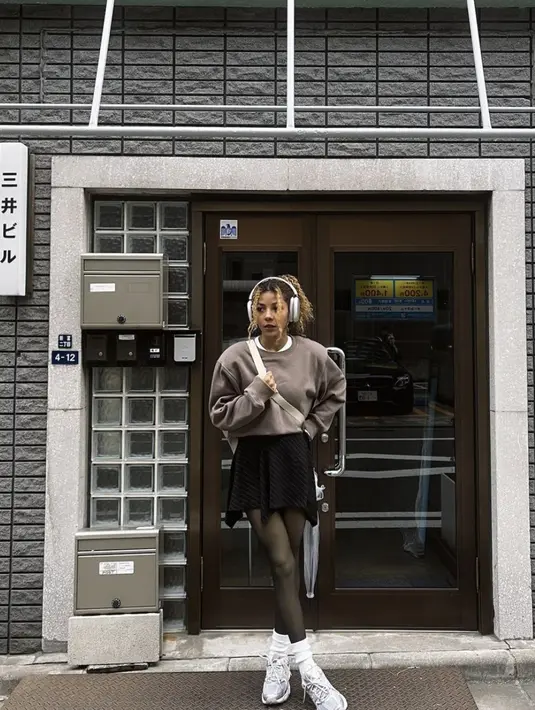 Dengan rambutnya yang ditata sedemikian rupa, penampilannya kian memikat. [Foto: Instagram/zsazsautari]