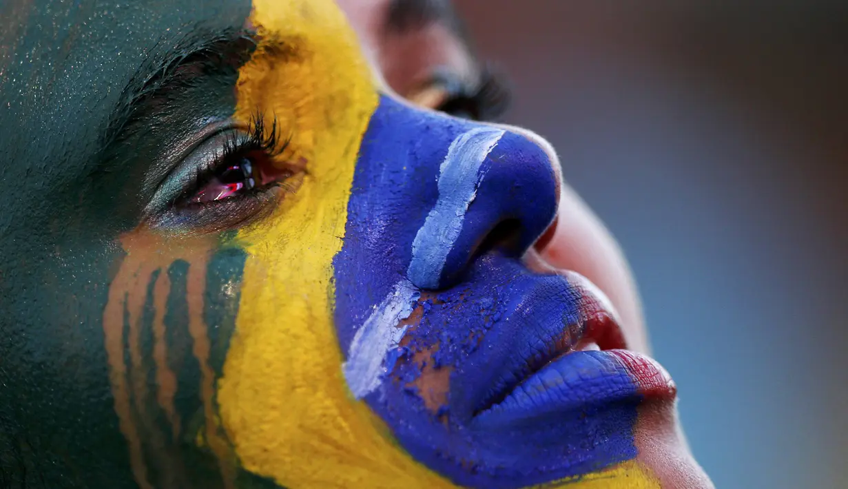 Fans Tim Samba menangis kekecewa usai Brasil dicukur Jerman 1-7 pada babak semifinal Piala Dunia 2014, Selasa (8/7/14). (REUTERS/Ruben Sprich)