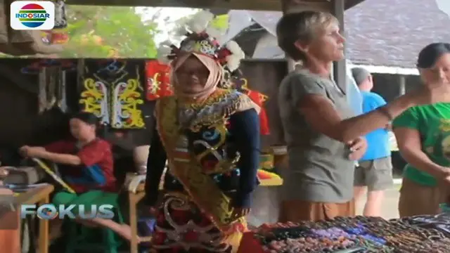 Perngunjung bisa melihat keunikan budaya Suku Dayak dari dekat di desa budaya Pampang.