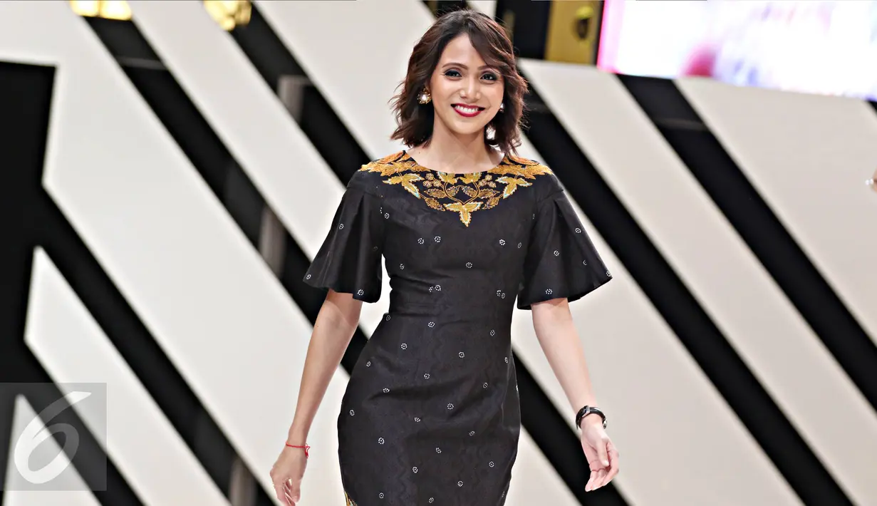 Presenter berita Andini Effendi mengenakan busana Iwan Tirta Private Collection di Senayan City, Jakarta, Rabu (20/4). Senayan City mempersembahkan The Iconic Women, yaitu penghargaan kepada 10 Kartini masa kini. (Liputan6.com/Immanuel Antonius)