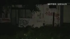 Kuntilanak yang mendiami bangunan kosong di kawasan Kelapa Dua, Kebon Jeruk merasa terganggu dengan adanya pertunjukan orkes dangdut
