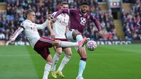 Pemain Arsenal, Leandro Trossard (kiri), berebut bola dengan pemain Burnley, Josh Laurent, dalam pertandingan Liga Inggris di Turf Moor, Inggris, Sabtu, 1 November 2025. (AP Photo/Jon Super)