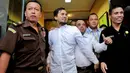 Bersama tahanan lain, Saipul Jamil dipindahkan ke Lapas Cipinang dengan menggunakan bus tahanan Kejaksaan Jakarta Utara. Berangkat sekitar pukul 14.45 WIB dan sampai pada pukul 15.10 WIB. (Adrian Putra/Bintang.com)