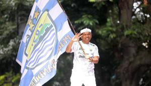 Pria yang akrab disapa KDM ini menggelontorkan bonus untuk Persib Bandung senilai Rp 1 Miliar sebagai bentuk apresiasi kepada tim Maung Bandung yang sudah meraih back to back juara. (Bola.com/M Iqbal Ichsan)