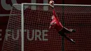 Kiper Barcelona, Marc-Andre ter Stegen menepis bola selama latihan di Sports Center FC Barcelona Joan Gamper, Spanyol (12/3). Barcelona akan melawan wakil Prancis, Lyon pada leg kedua babak 16 besar Liga Champions di Camp Nou. (AP Photo/Manu Fernandez)