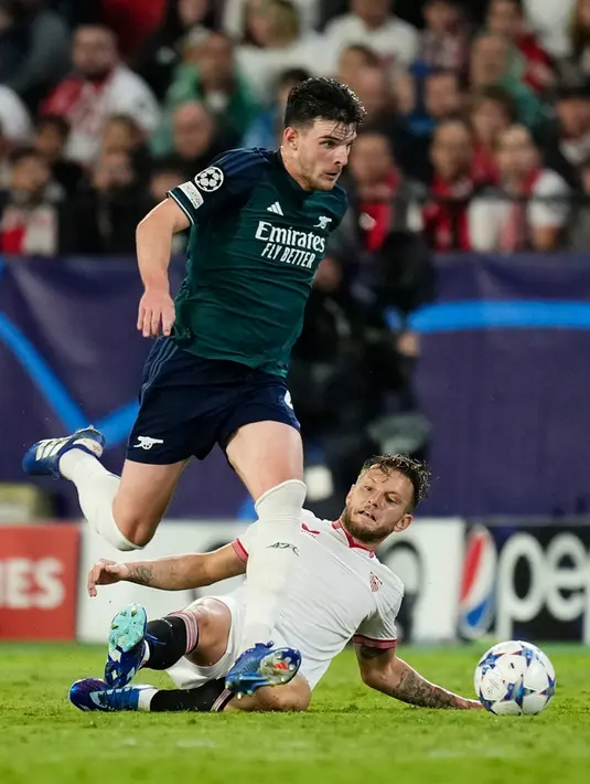<p>Berkat hasil ini, Arsenal kini berhak naik ke puncak klasemen Grup B dengan poin 6. Sementara itu, Sevilla menduduki posisi ketiga dengan perolehan poin 2. (AP Photo/Jose Breton)</p>