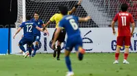 Pemain Timnas Thailand merayakan gol Chanathip Songkrasin ke gawang Vietnam pada laga leg pertama semifinal Piala AFF 2020 di National Stadium, Kallang, Kamis (24/12/2021) malam WIB. (AFP/Roslan Rahman)
