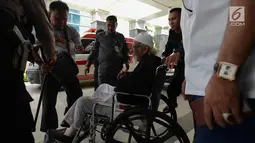 Abu Bakar Ba'asyir menggunkan kursi roda saat tiba di RSCM Kencana, Jakarta, Selasa (29/1). Abu Bakar Ba'asyir akan menjalani pemeriksaan kesehatan secara rutin untuk memeriksa kesehatannya pertiga bulan. (Merdeka.com/Imam Buhori)