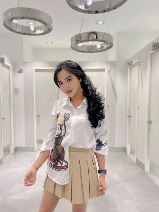 Paduan kemeja dan dengan gambar tertentu membuat tampilannya semakin unik meskipun hanya berkemeja putih.  [Foto: Instagram.]