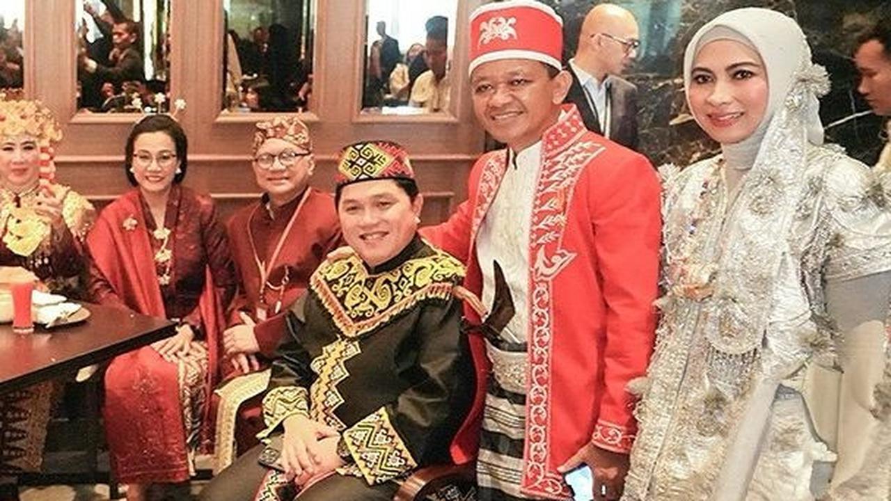 Sri Suparni (kanan), istri Menteri Investasi/Kepala Badan Koordinasi Penanaman Modal (BKPM) Bahlil&nbsp;Lahadalia, tampil anggun dengan gaun berwarna putih.