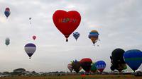 Festival Balon Udara Internasional digelar di Clark, Utara Manila, Provinsi Pampanga, Filipina, Kamis (8/2). Festival ini berlangsung selama empat hari. (AP Photo/Bullit Marquez)