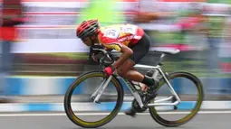 Pebalap Agung Riyanto dari Surabaya yang tertinggal di belakang berusaha menyusul rekannya dalam Kejuaraan Balap Sepeda Criterium terbuka di kelas Men Elite di Lintasan Alun-alun Tugu, Malang, Jawa Timur, Minggu (8/4). Pebalap nasional, Dani Lesmana dari Surabaya memenangkan kejuaraan tersebut. (Antara)