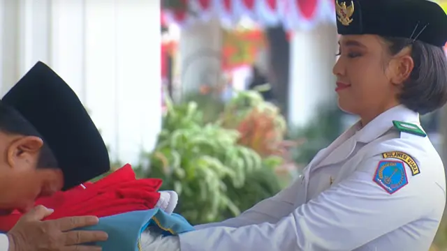 Presiden Prabowo Subianto Mencium Bendera Merah Putih