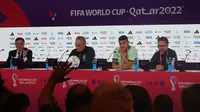 Pemain Timnas Brasil, Thiago Silva (dua dari kanan) pada sesi konferensi pers di Main Media Centre hari Rabu (23/11/2022). (Hendry Wibowo/Bola.com)