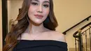 Rona pink lembut pada wajahnya menambah kesan manis dan natural, menonjolkan kecantikan alami yang memikat. [@ochiipramita/@aaliyah.massaid].
