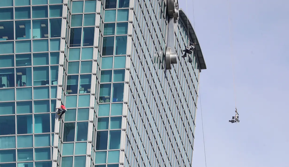 Atlet panjat tebing 'free solo' asal Amerika, Alex Honnold saat memanjat gedung Taipei 101 tanpa tali pengaman di Taipei, Minggu (25/01/2026). (AP Photo/Chiang Ying-ying)