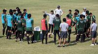 Pelatih Timnas Indonesia U-19, Indra Sjafri, memberikan instruksi saat latihan di Lapangan ABC Senayan, Jakarta, Selasa (18/9/2018). Latihan ini merupakan persiapan jelang Piala AFC U-19. (Bola.com/Vitalis Yogi Trisna)