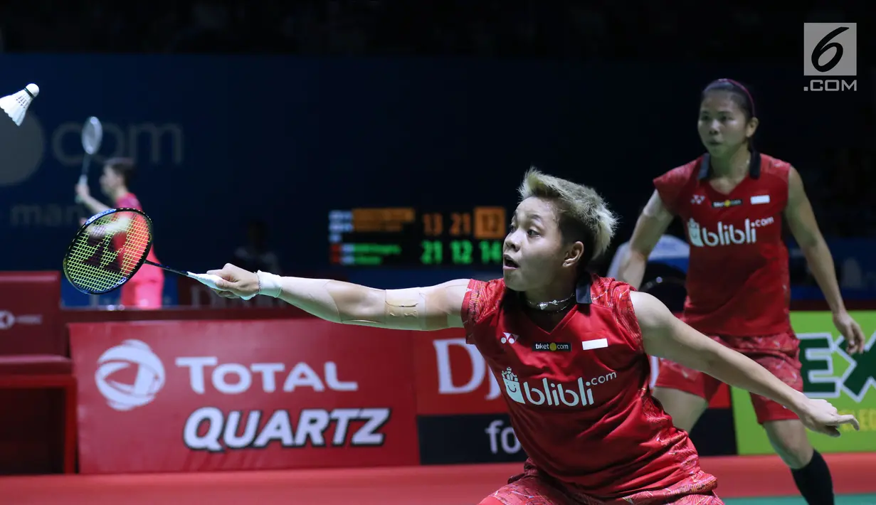 Ganda putri Indonesia Greysia Polii/Apriyani Rahayu mengembalikan kok ke arah Yuki FukuShima/Sayaka Hirota (Jepang) di 8 besar Indonesia Open 2018, Istora GBK, Jumat (6/7). Greysia/Apriyani kalah 14-21,20-22. (Liputan6.com/Helmi Fithriansyah)