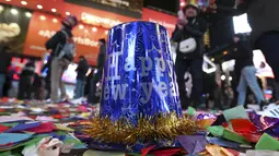 Sebuah topi pesta tertinggal dijalanan usai perayaan tahun baru 2016 di Times Square di Manhattan borough, New York, USA (1/1/2016). (REUTERS/Andrew Kelly)