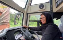 Bukan Kaleng-Kaleng, Sopir Bus Cantik Ini Tak Gentar Hadapi Macet Parah Bikin Takjub