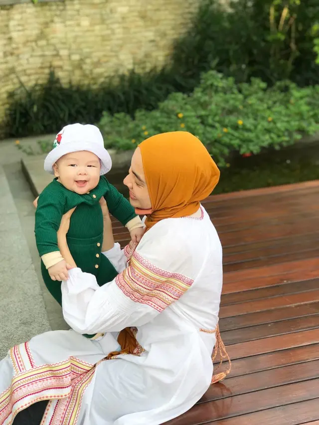 6 Potret Tika Bravani Momong Buah Hati, Penuh Kehangatan