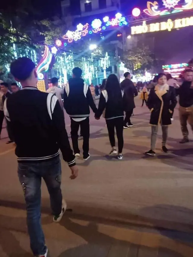 6 Potret Orang Tak Sengaja Pakai Baju Couple Bareng Pasangan Lain, Bikin Senyum Tipis
