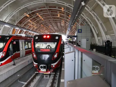 Kereta ringan atau Light Rail Transit (LRT) Jabodebek terlihat di Jakarta, Kamis (6/7/2023). (Liputan6.com/Herman Zakharia)